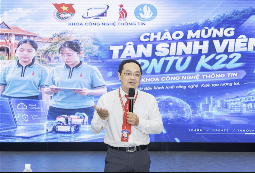C&aacute;c chia sẻ định hướng tại chương tr&igrave;nh ch&agrave;o đ&oacute;n t&acirc;n sinh vi&ecirc;n K22
